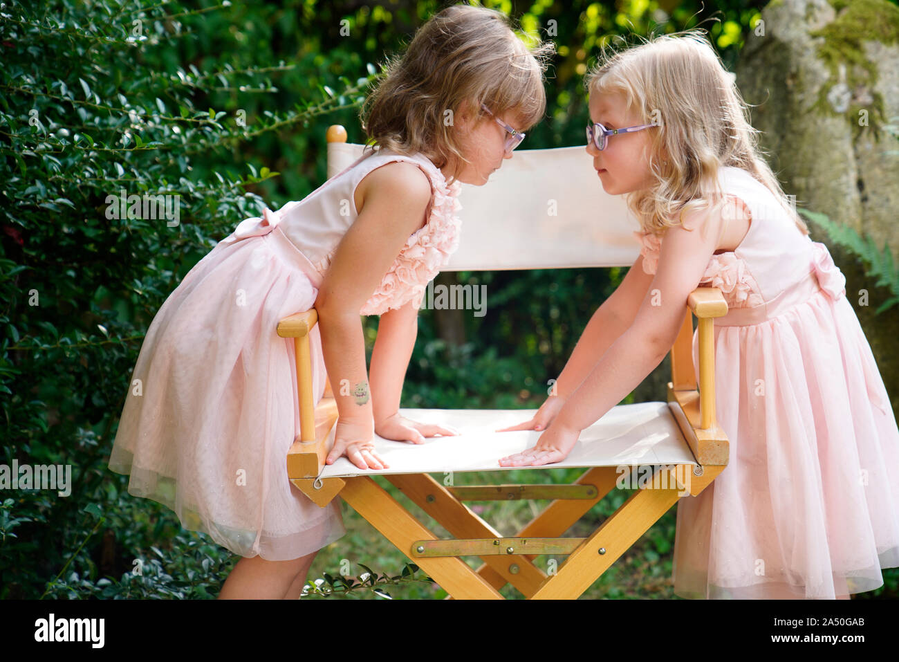 6 anni e 3 anni e due ragazze fratelli, Ritratto, Karlovy Vary, Repubblica Ceca Foto Stock