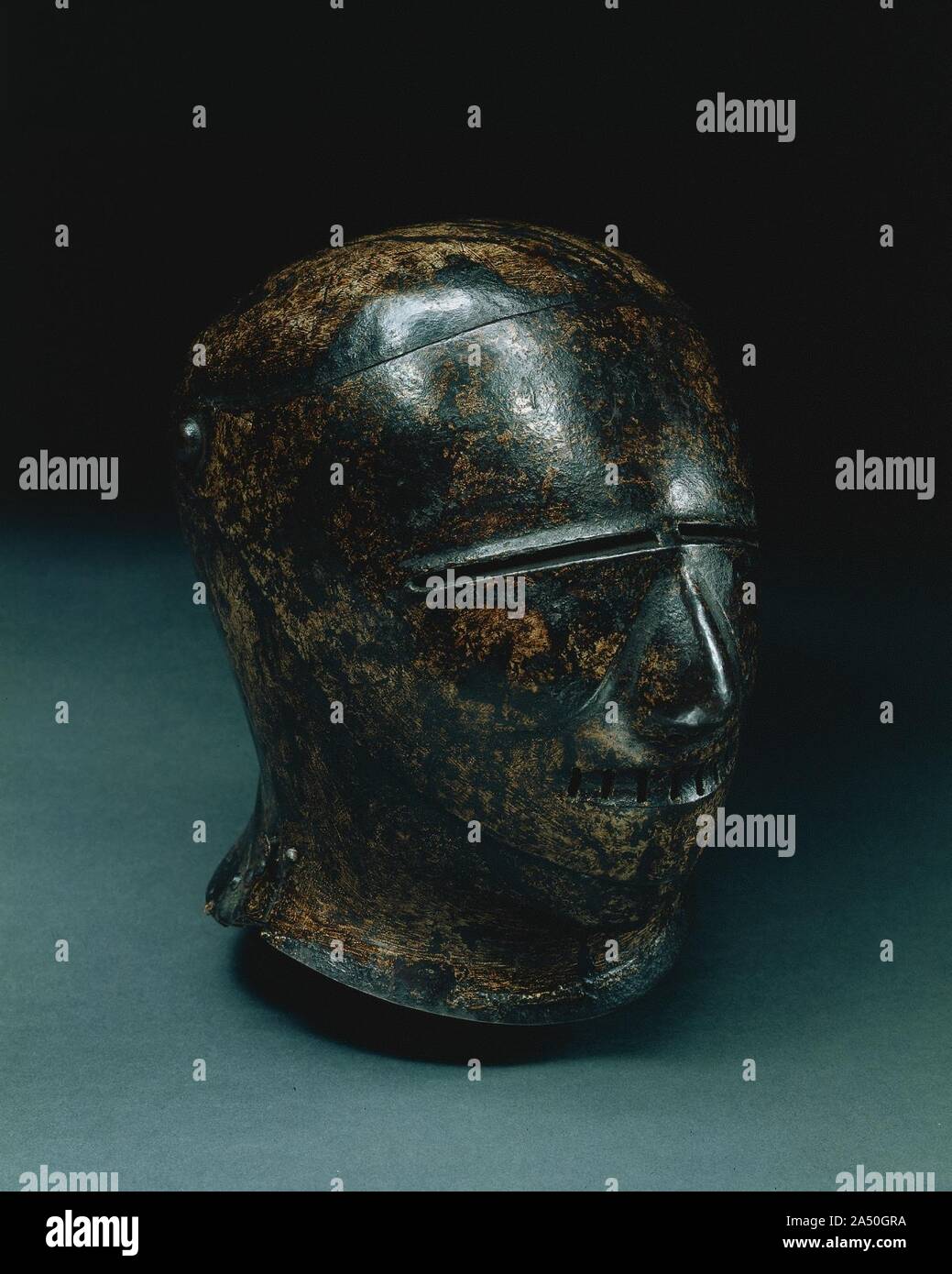 Sallet chiuso con grottesca faccia (Schembart visor), c. 1500. Un piccolo numero di simili caschi dipinti oggi sopravvivono. Tutti sembrano data ai primi 1500s. Le visiere dei caschi sono solitamente in forma di ferocemente smorfie umano o animale volti, noto come Schembart visiere dopo la mascherata di festeggianti in Schembartlaufen, il medievale Shrovetide parate. La città di Norimberga fu particolarmente famosa per la sua Shrovetide parate che spesso sono state organizzate in collaborazione con un torneo nel quale i membri più giovani della città famiglie patrizie, presumibilmente sporting tali caschi, ha partecipato Foto Stock