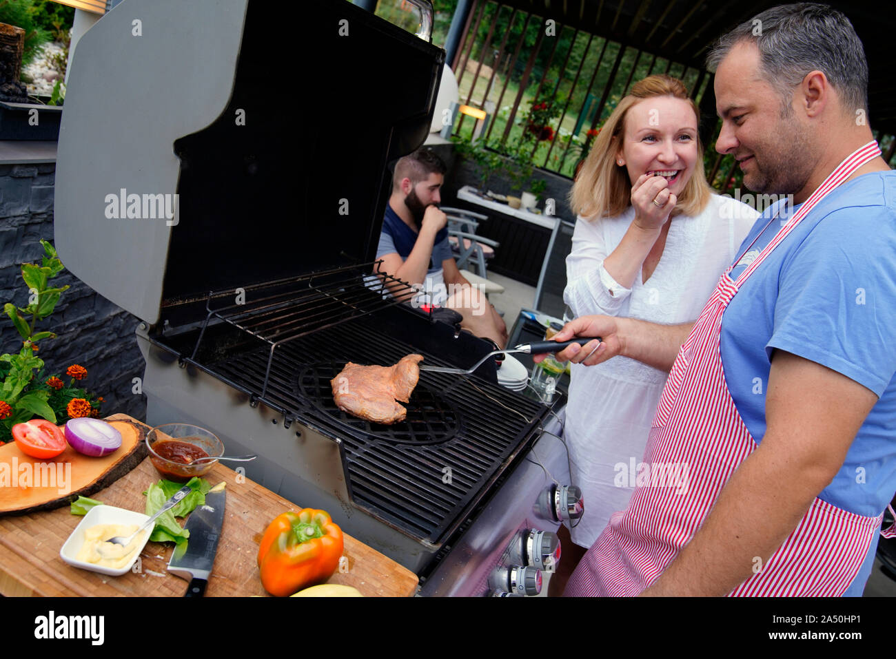 La famiglia presso il barbecue Foto Stock