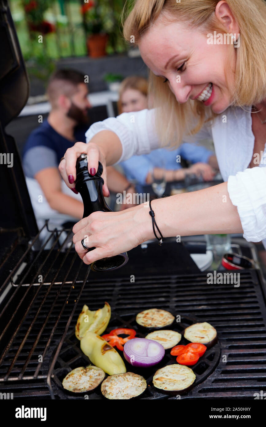 Donna al barbecue, Karlovy Vary, Repubblica Ceca Foto Stock