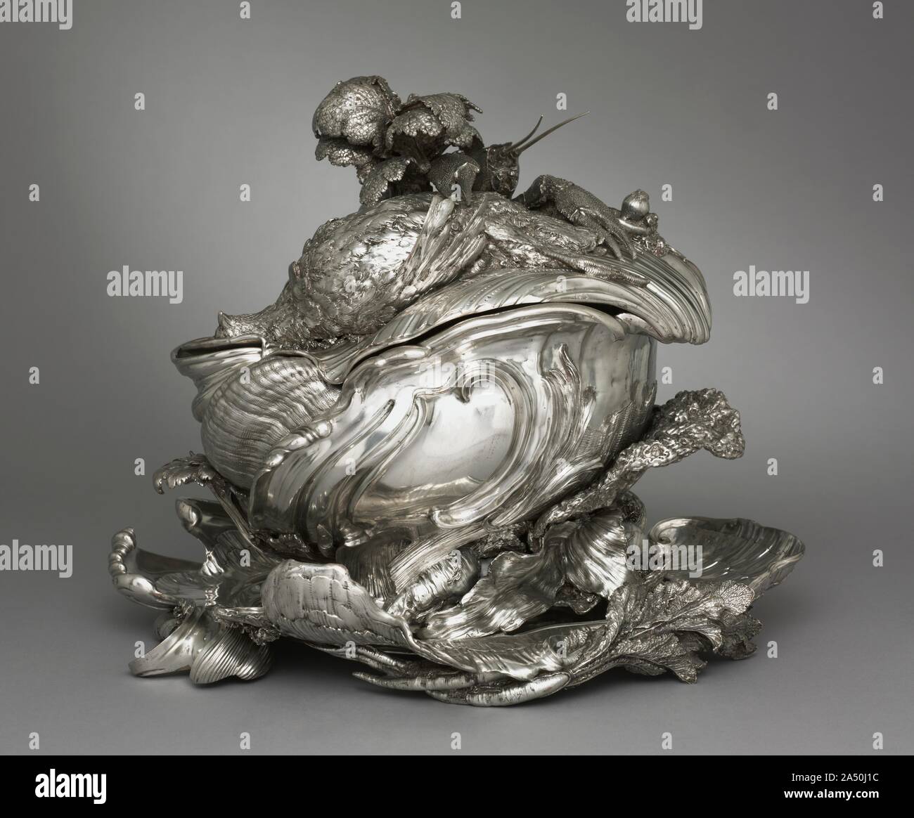 Terrina coperta in Stand (Pot-à-oille couvert), 1735-38. Progettato da uno di Luigi XV’s architetti ufficiale, questa zuppiera esemplifica il francese in stile rococò, un movimento artistico che celebra le forme naturalistiche che si è sviluppata a Parigi durante i primi 1700s. In contrasto con la classica, controllata simmetria, forme rococò morph, twist e versare dentro lo spazio intorno a loro. Meissonnier impreziosito questo zuppiera in un pittoresco disposizione delle verdure e le creature, la trasformazione di un oggetto utilitaristico in un display decadente di ricchezza e di abbondanza. Questo capolavoro proviene da un insieme di due tu Foto Stock