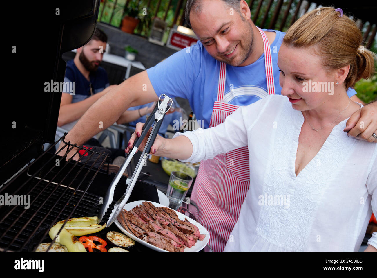 La famiglia presso il barbecue Foto Stock