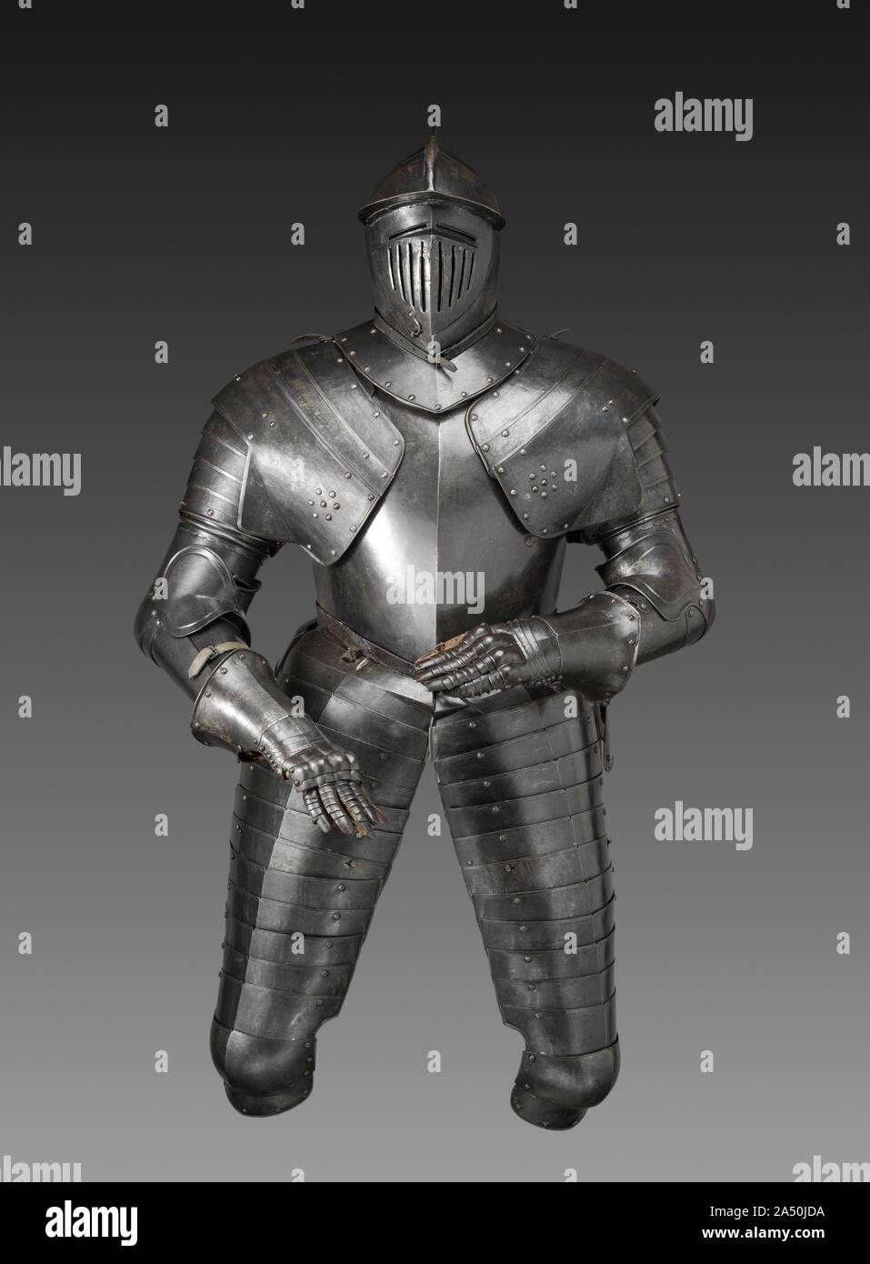 Cuirassier's Armor, c. 1600-1620. Il cuirassier era la pesante cavalryman del tardo Cinquecento e primi 1600s. Che trasportano le pistole e la spada era rivestito in armatura completa, come questa tuta, con l'eccezione della sua parte inferiore delle gambe, che erano protetti da pesanti stivali da cavallo. Poco dopo il 1650, tale cavalleria pesante armor è scomparso da utilizzare. Da allora, cavalries europea aveva abbandonato il full armor come pratico contro la sofisticazione aumentata di armi da fuoco. Armature simili a sopravvivere in arsenale di Graz, Austria. Foto Stock