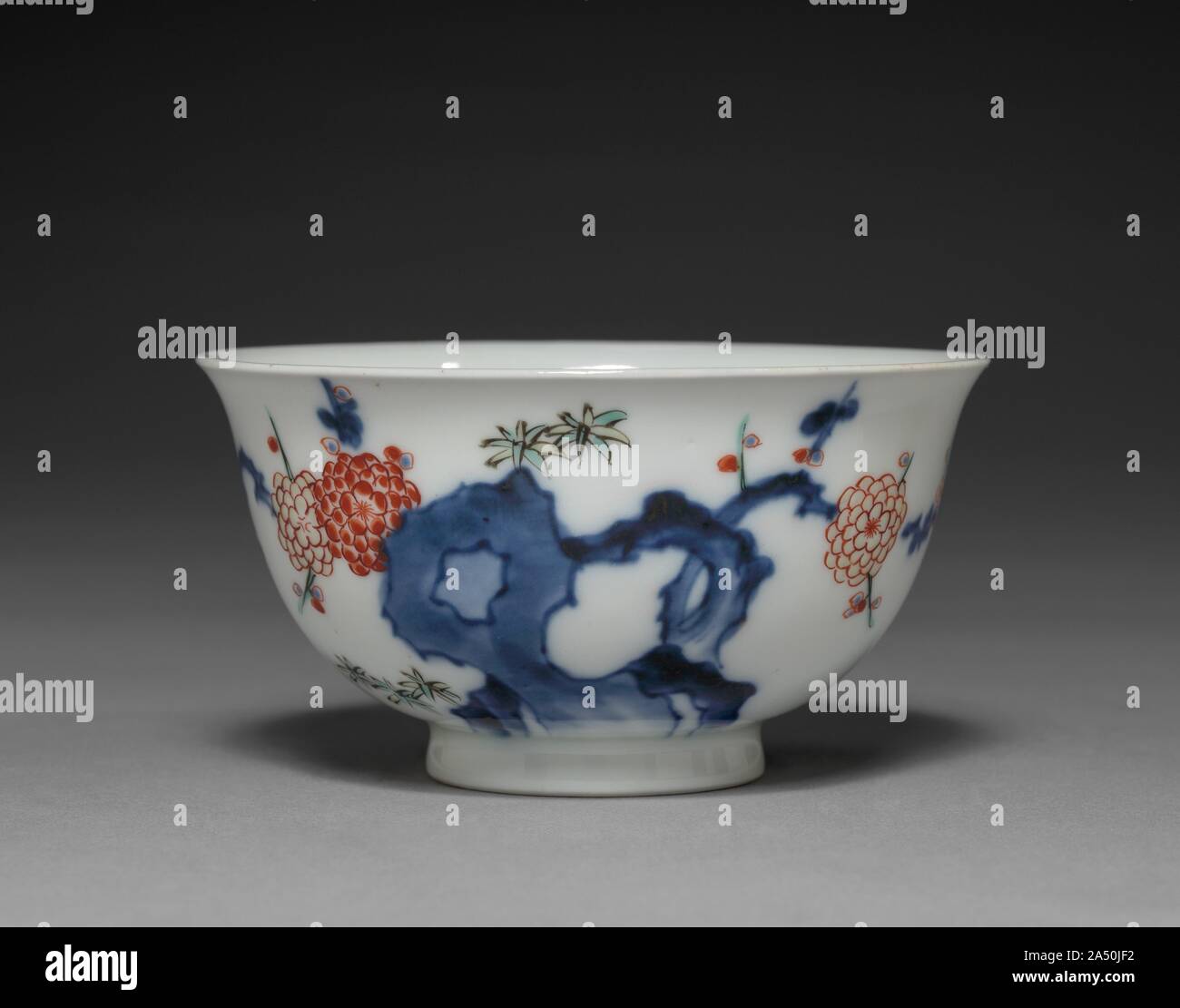 Cup con Rock e Prunus decorazione: Tipo Kakiemon, XVIII secolo. Foto Stock