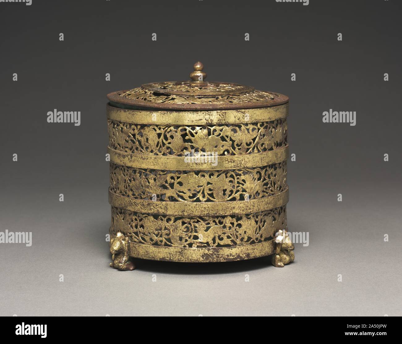 Contenitore cilindrico con coperchio (Lian), 100 BC-100 Annuncio. Questo magnifico bronzo dorato vaso con openwork decorazione mostra tutti i tipi di creature favolose, reale ed immaginaria che si rincorrono tra le coclee di vorticazione. Vi è un particolare accento sui ritmi ininterrotta del movimento, piuttosto che la ferocia di animali in combattimento. Cilindrica di vasi di bronzo in questa forma, chiamato lian , sono stati spesso utilizzati come scatole di cosmetici. Foto Stock