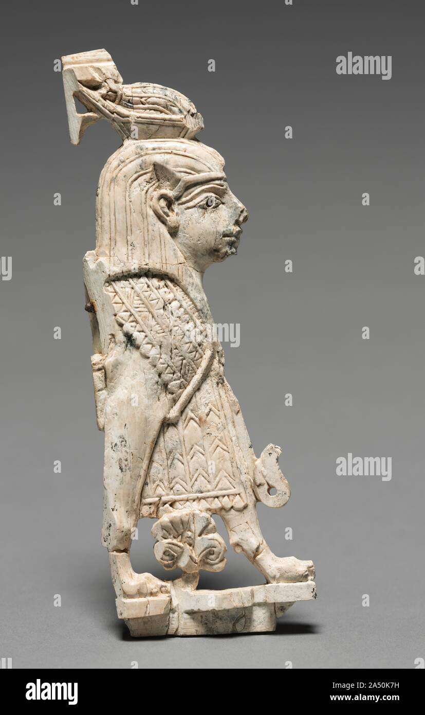 Placca decorativa: Winged Sphinx, 900-800 A.C. Questa piccola placca è stata eseguita in stile Fenicio con composizioni simmetriche allungate, proporzioni figurale e soggetti egiziano e motivi. Gli esempi sono stati trovati in tutto il Medio Oriente, ma migliaia provengono da Nimrud dove la maggior parte furono scavate nei magazzini di un arsenale militare costruito da Re Shalmaneser II (858-824 a.C.). Quando il Nimrud palace è stata saccheggiata nel VII secolo a.c. questi avori sono stati gettati in un pozzo, dove Sir Max Mallowan (il marito di Agatha Christie) scoprì nel 1951. La parete monumentale rilievo (1943. Foto Stock