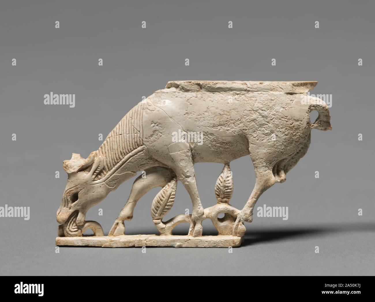 Placca decorativa: navigare in feste di addio al celibato, 900-800 A.C. Questa piccola placca è stata eseguita in stile Fenicio con composizioni simmetriche allungate, proporzioni figurale e soggetti egiziano e motivi. Gli esempi sono stati trovati in tutto il Medio Oriente, ma migliaia provengono da Nimrud dove la maggior parte furono scavate nei magazzini di un arsenale militare costruito da Re Shalmaneser II (858-824 a.C.). Quando il Nimrud palace è stata saccheggiata nel VII secolo a.c. questi avori sono stati gettati in un pozzo, dove Sir Max Mallowan (il marito di Agatha Christie) scoprì nel 1951. La parete monumentale rilievo (1943. Foto Stock