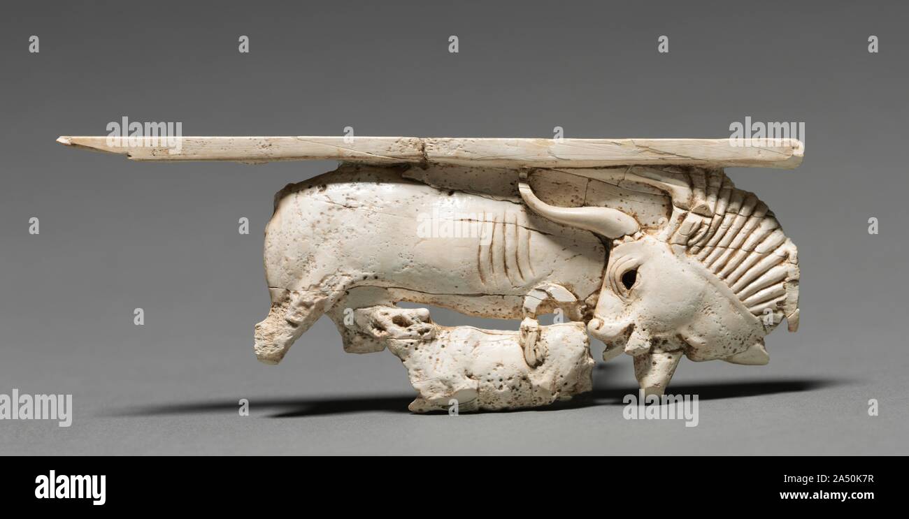 Placca decorativa: Mucca Assistenza infermieristica il suo polpaccio, 900-800 A.C. Questa piccola placca è stata eseguita in stile Fenicio con composizioni simmetriche allungate, proporzioni figurale e soggetti egiziano e motivi. Gli esempi sono stati trovati in tutto il Medio Oriente, ma migliaia provengono da Nimrud dove la maggior parte furono scavate nei magazzini di un arsenale militare costruito da Re Shalmaneser II (858-824 a.C.). Quando il Nimrud palace è stata saccheggiata nel VII secolo a.c. questi avori sono stati gettati in un pozzo, dove Sir Max Mallowan (il marito di Agatha Christie) scoprì nel 1951. La parete monumentale di rilievo Foto Stock