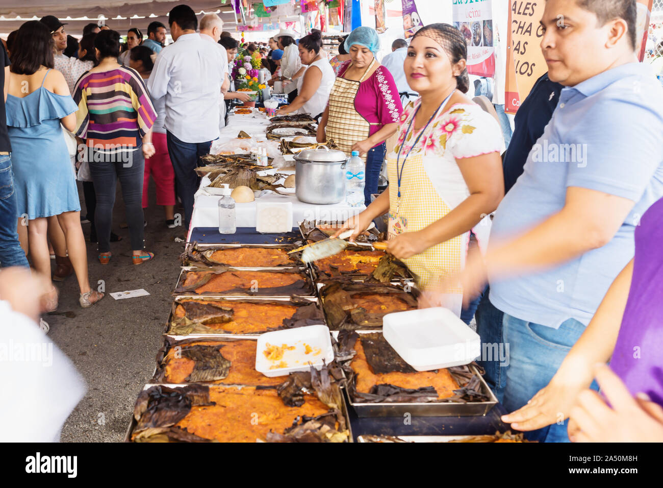 Merida, Messico - 28 Ottobre 2018: Pibes, pollo tradizionale piatto di mais avvolto in banana leafes venduto per il giorno dei morti in San Sebastian Park Foto Stock Merida, Messico - 28 Ottobre 2018: Pibes, pollo tradizionale piatto di mais avvolto in banana leafes venduto per il giorno dei morti in San Sebastian Park Foto Stock