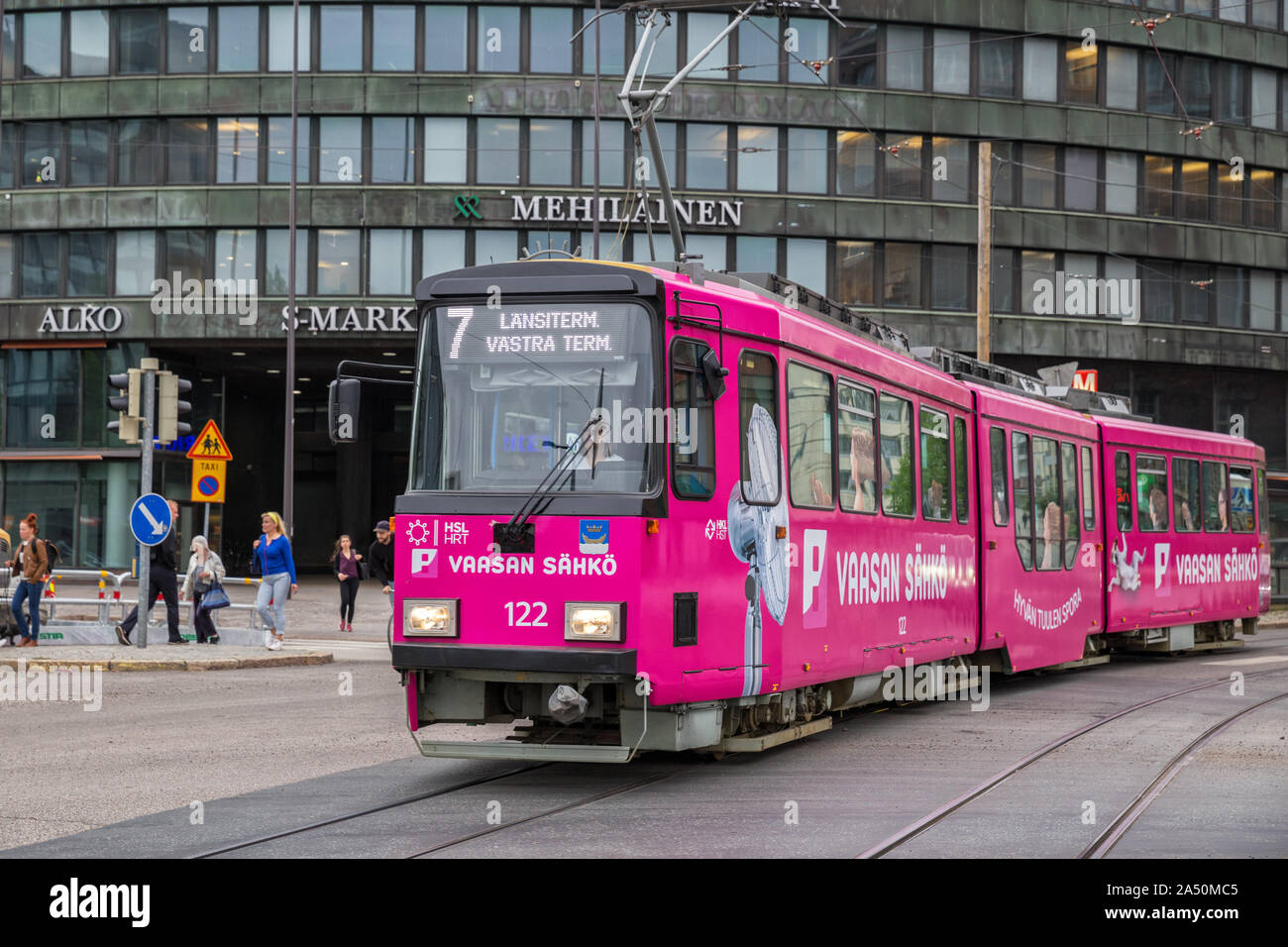 HELSINKI, Finlandia - 23 Maggio 2019: rosa luminoso tram della route 7 vicino a Mehiläinen Helsinki Casa del cerchio Foto Stock