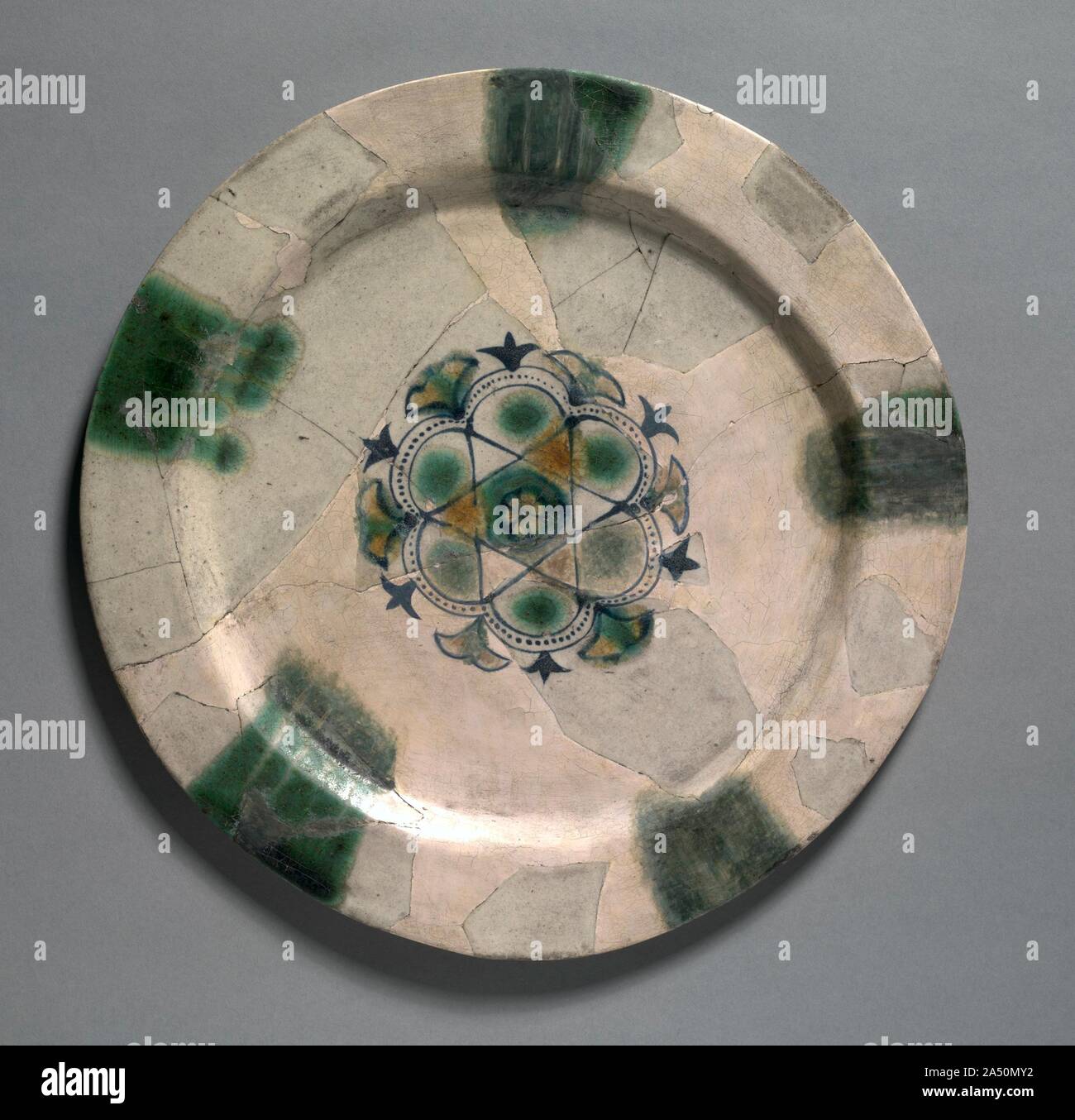 Piatto di terracotta verniciata blu con spruzzi di verde e giallo, 830-900. Questo piatto visualizza due grandi progressi tecnologici del nono secolo: l'invenzione di colore bianco opaco smalto (imitando la porcellana cinese) e pittura in colbalt blu. Foto Stock