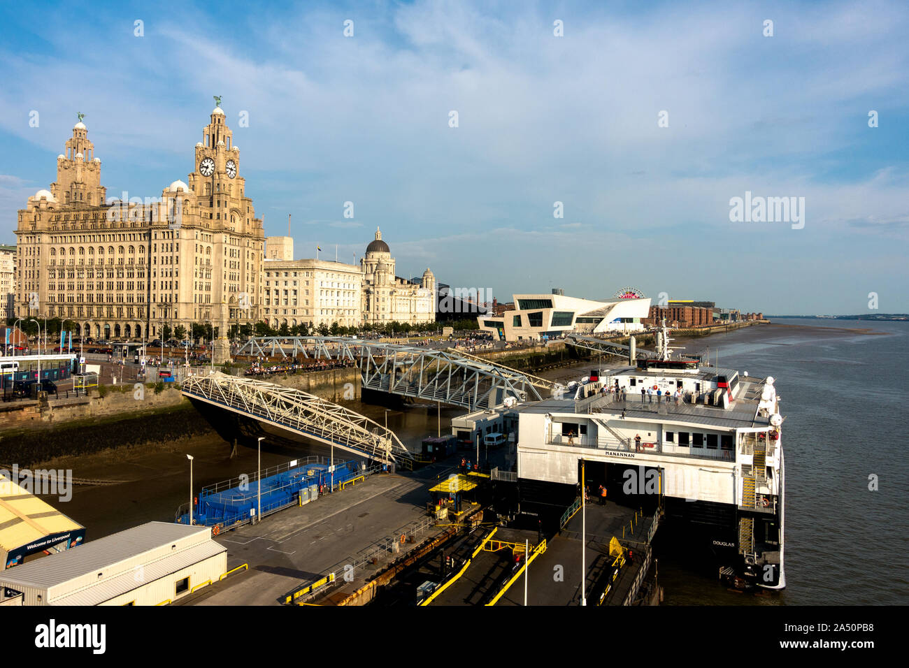 Pier Head Liverpool. Floating imbarcadero per navi e traghetti. Fiume Mersey Liverpool England Regno Unito. (Fotografata da poppa di Cunard liner Queen M Foto Stock