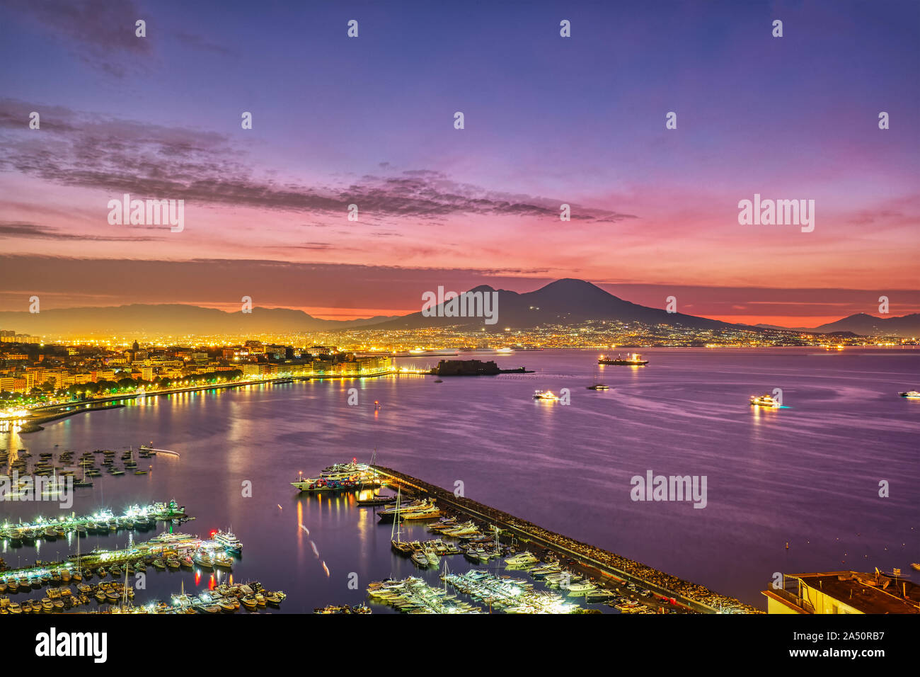 Sunrise drammatico di Napoli con il Vesuvio nel retro Foto Stock