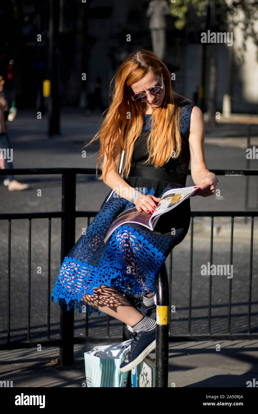 LONDON, Regno Unito - 13 settembre 2019: la gente per strada durante la London Fashion Week. La ragazza con i capelli lunghi in minigonna e camicetta blu Foto Stock