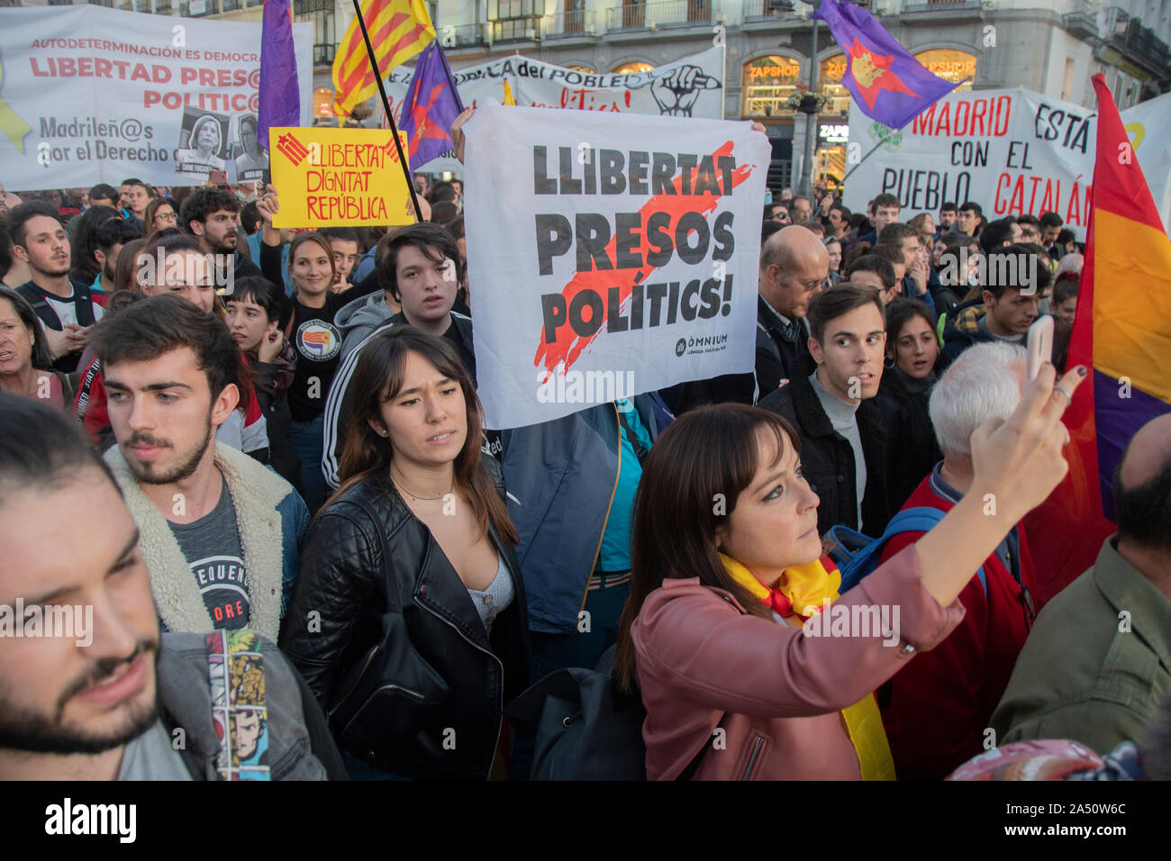 Centinaia di persone si sono radunate in Puerta del Sol di Madrid il mercoledì (16 ottobre) a sostegno dell'indipendenza catalana. Il raduno è stato successivamente interrompere Foto Stock