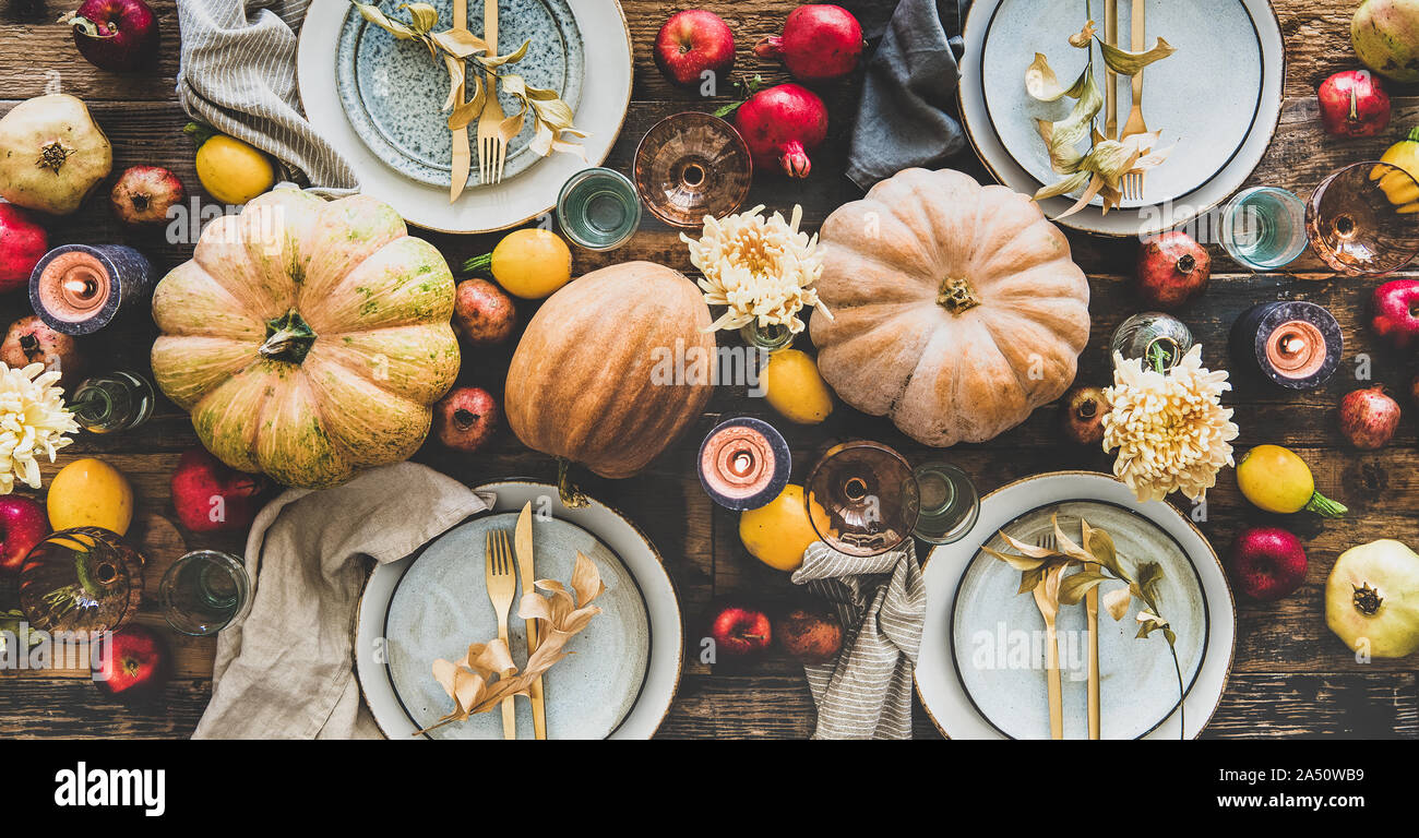 Impostazione tabella per il giorno del Ringraziamento o cena in famiglia, ampia composizione Foto Stock