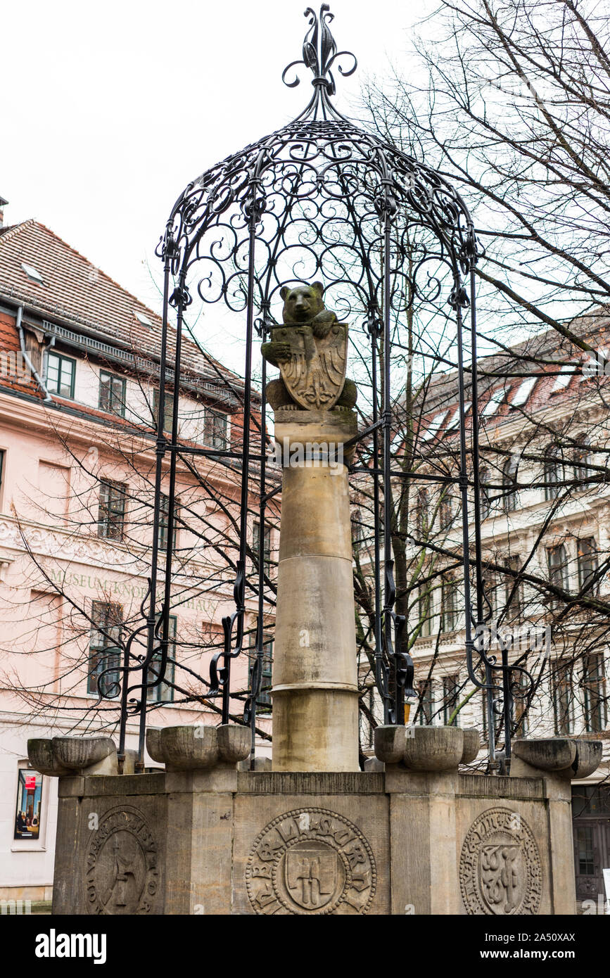 Un orso statua poggia su una colonna al centro della fontana in Nikolaikirchplatz Nicholas piazza vicino alla chiesa di St Nicholas, Berlino, Germania. Foto Stock