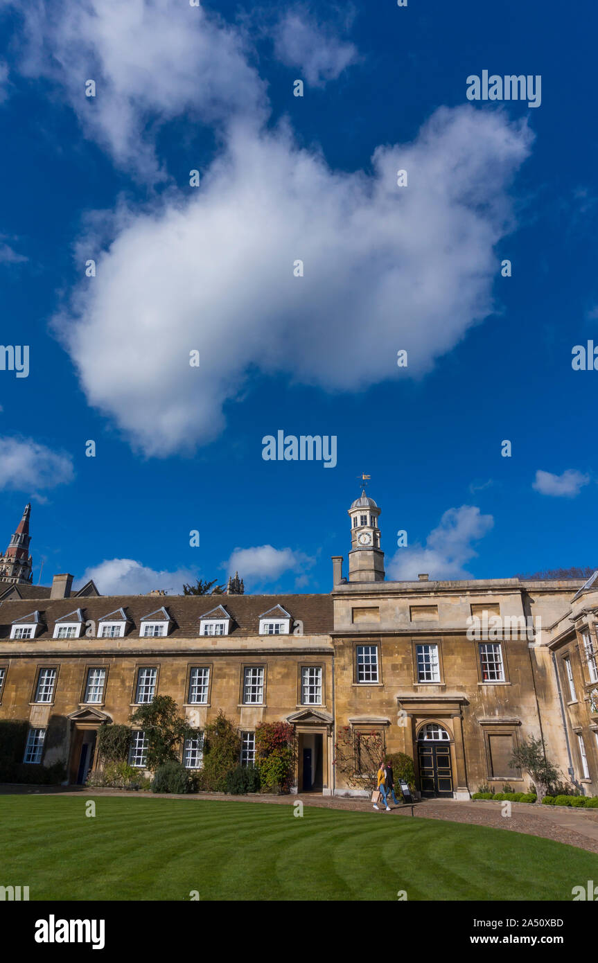 Incredibile cortili al famoso College dell'Università di Cambridge. Studente presso l'Università di Cambridge. Cambridge University Campus Foto Stock