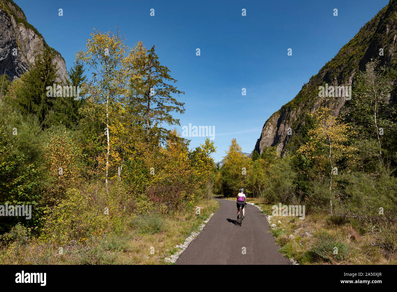 Percorso ciclabile da Bourg d'Oisans a Venosc, Isère department, sulle alpi francesi. Foto Stock