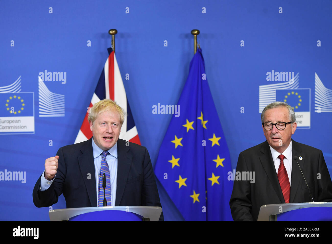 Primo Ministro britannico Boris Johnson e Jean Claude Juncker, Presidente della Commissione europea, davanti alle sessioni di apertura del vertice del Consiglio europeo a livello di UE con sede a Bruxelles. Foto Stock