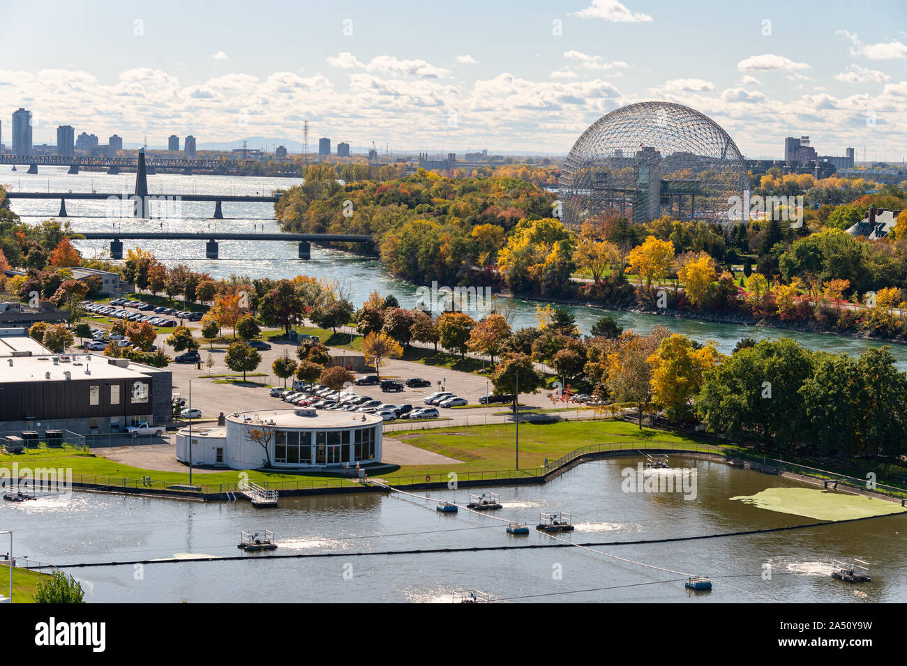 Montreal, Canada - 15 Ottobre 2019: Biosfera & Saint-Lawrence fiume dal Ponte di Jacques-Cartier nella stagione autunnale. Foto Stock