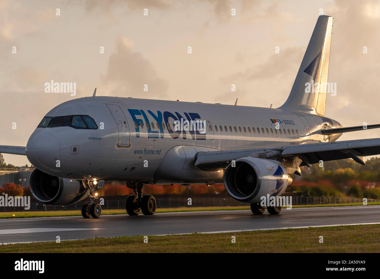 Aereo di linea FlyOne ER-00002 chiamato Chisinau Txiing presso l'aeroporto di Londra Southend, Southend on Sea, Essex, Regno Unito, su una pista umida Foto Stock