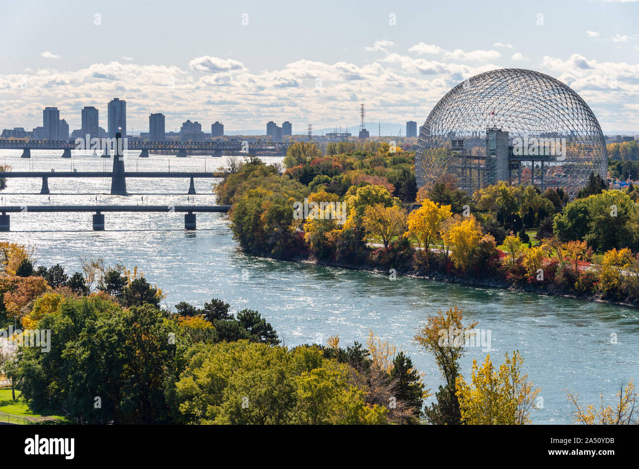 Montreal, Canada - 15 Ottobre 2019: Biosfera & Saint-Lawrence fiume dal Ponte di Jacques-Cartier nella stagione autunnale. Foto Stock