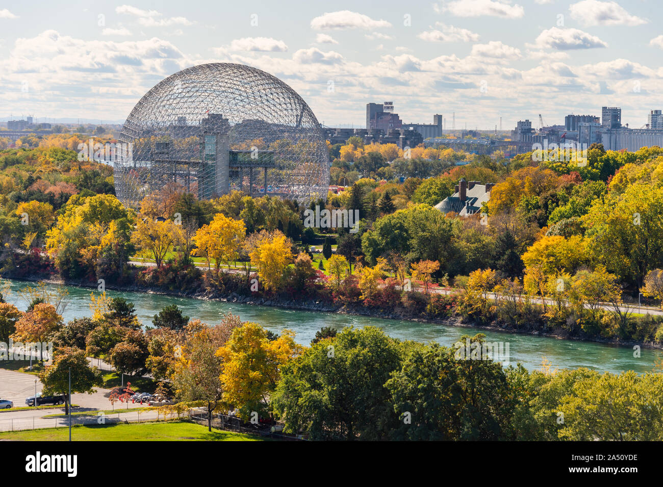 Montreal, Canada - 15 Ottobre 2019: Biosfera & Saint-Lawrence fiume dal Ponte di Jacques-Cartier nella stagione autunnale. Foto Stock
