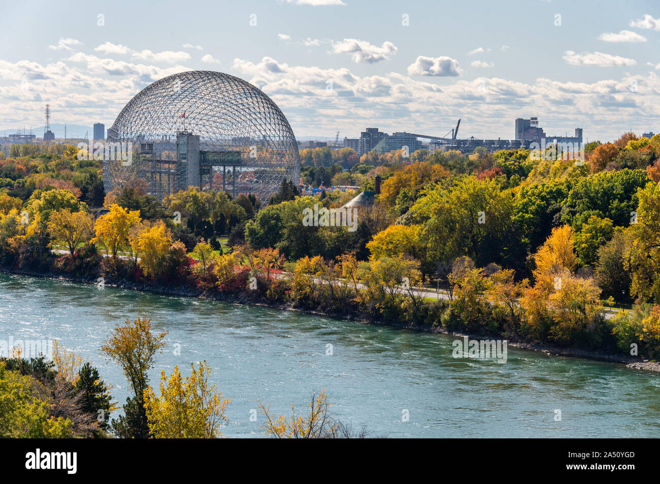 Montreal, Canada - 15 Ottobre 2019: Biosfera & Saint-Lawrence fiume dal Ponte di Jacques-Cartier nella stagione autunnale. Foto Stock