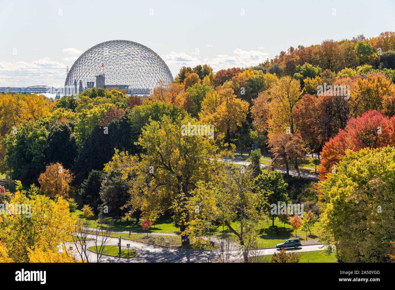 Montreal, Canada - 15 Ottobre 2019: Biosfera & Saint-Lawrence fiume dal Ponte di Jacques-Cartier nella stagione autunnale. Foto Stock