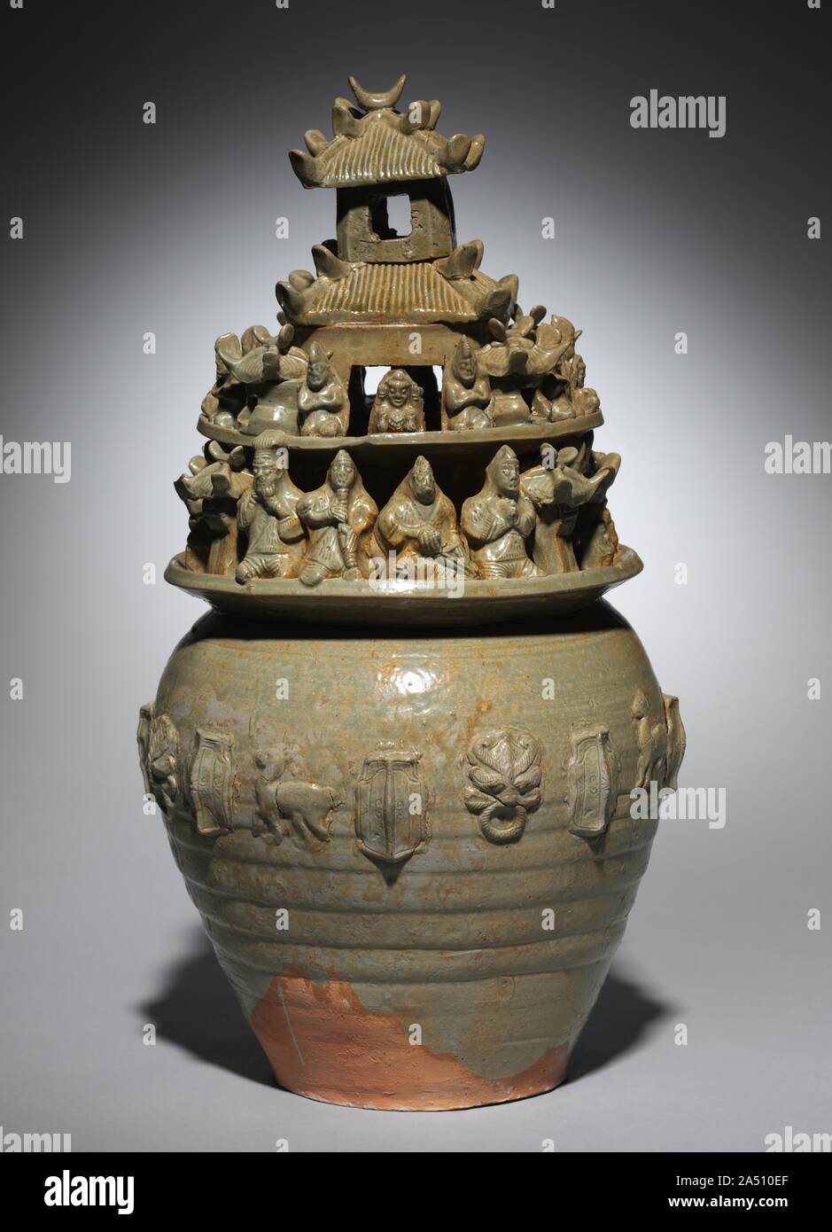 Urna funeraria (Hunping), fine 200s. Verde-smaltato porcellanato sviluppato una maggiore varietà nel sud dopo la dinastia Han. Grandi urne funerarie noto come hunping, o "l'urna dell'anima", sono prove della sua prolifica produzione. Questo tipo di urn caratteristiche torri multistoried popolato di figure umane e animali e uccelli. Probabilmente è stata associata con il Sud tradizione funeraria di "citazione dell'anima." Il vagabondaggio anima del defunto era stato convocato per tornare. L urna con progetti architettonici (talvolta con grani posto all'interno) previsto un sicuro rifugio. Foto Stock
