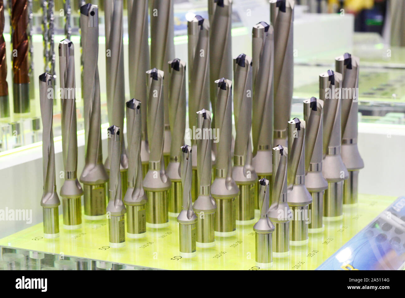 Punte da trapano di resistenza aumentata. Fresatura industriale utensile di taglio con inserto in carburo. Punte in titanio. Carburo monolitico frese. Me Foto Stock