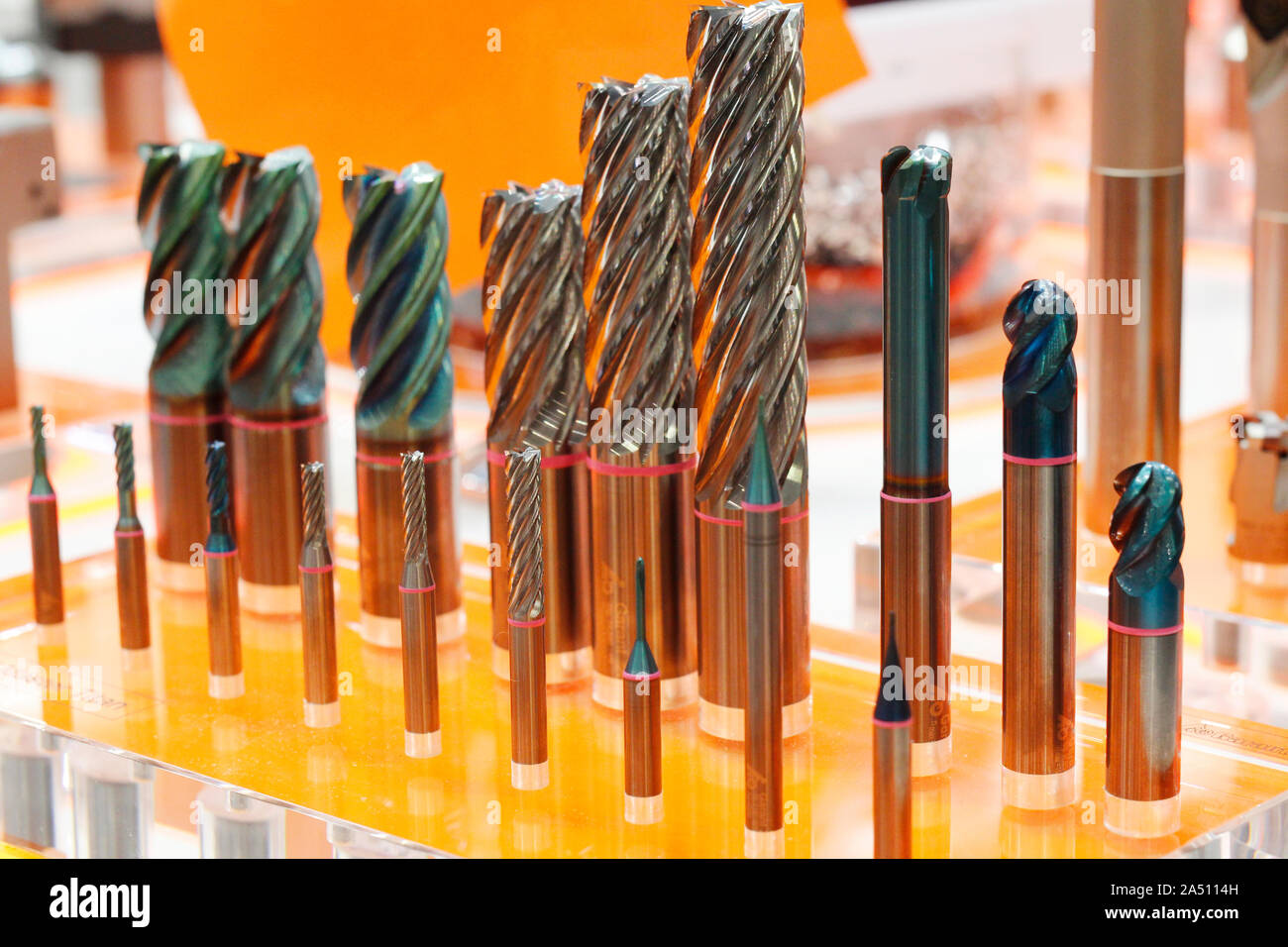 Punte da trapano di resistenza aumentata. Fresatura industriale utensile di taglio con inserto in carburo. Punte in titanio. Carburo monolitico frese. Me Foto Stock