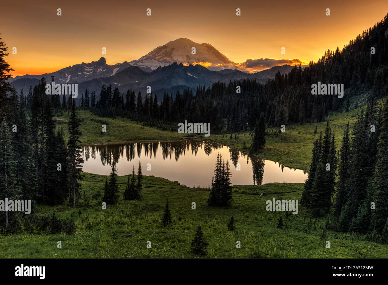 Lago Tipsoo e Mount Rainier al tramonto Foto Stock