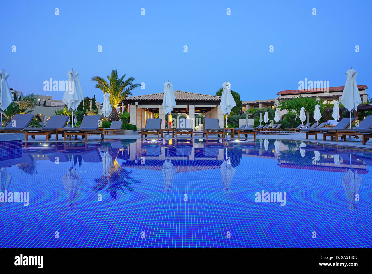 COSTA NAVARINO, Grecia -3 GIU 2019- vista al tramonto del Romanos hotel a Costa Navarino, un resort di lusso managed by Marriott nella regione di Messinia di Foto Stock
