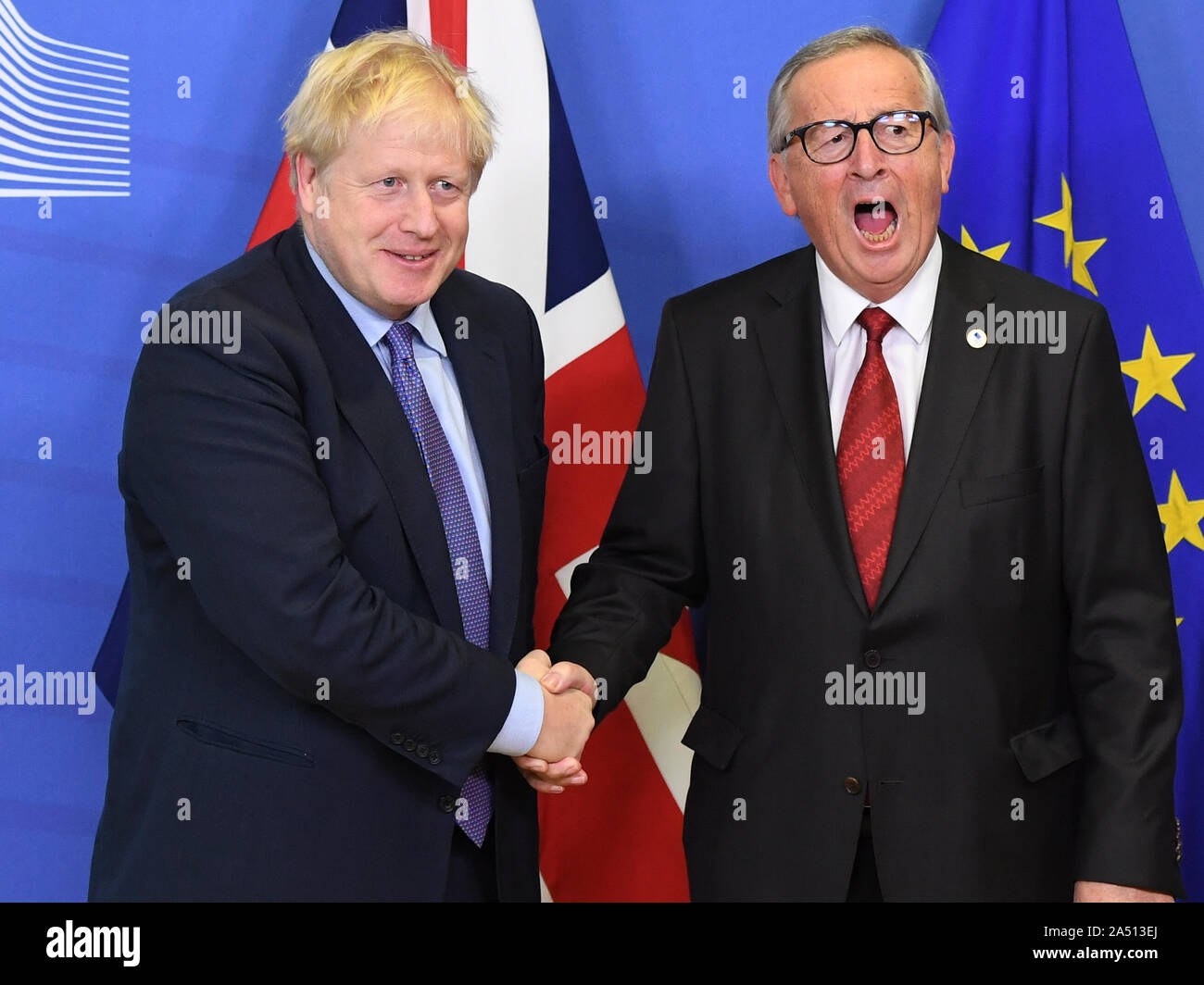 Primo Ministro britannico Boris Johnson e Jean Claude Juncker, Presidente della Commissione europea, davanti alle sessioni di apertura del vertice del Consiglio europeo a livello di UE con sede a Bruxelles. Foto Stock