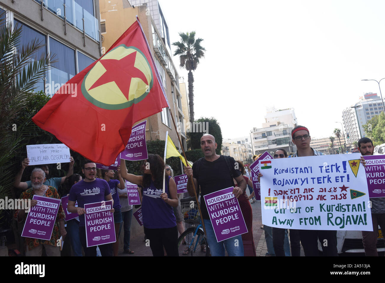 Tel Aviv, Israele. Xvii oct, 2019. Gli israeliani tenere i segni e la bandiera del curdo Partito Laburista durante una manifestazione di protesta contro i Turchi campagna militare contro il popolo curdo nel nordest della Siria, davanti all'Ambasciata turca a Tel Aviv, Israele, giovedì 17 ottobre, 2019. Stati Uniti Il segretario di Stato Mike Pompeo è impostato per incontrare il Primo Ministro israeliano Benjamin Netanyahu il venerdì. Foto di Debbie Hill/UPI Credito: UPI/Alamy Live News Foto Stock