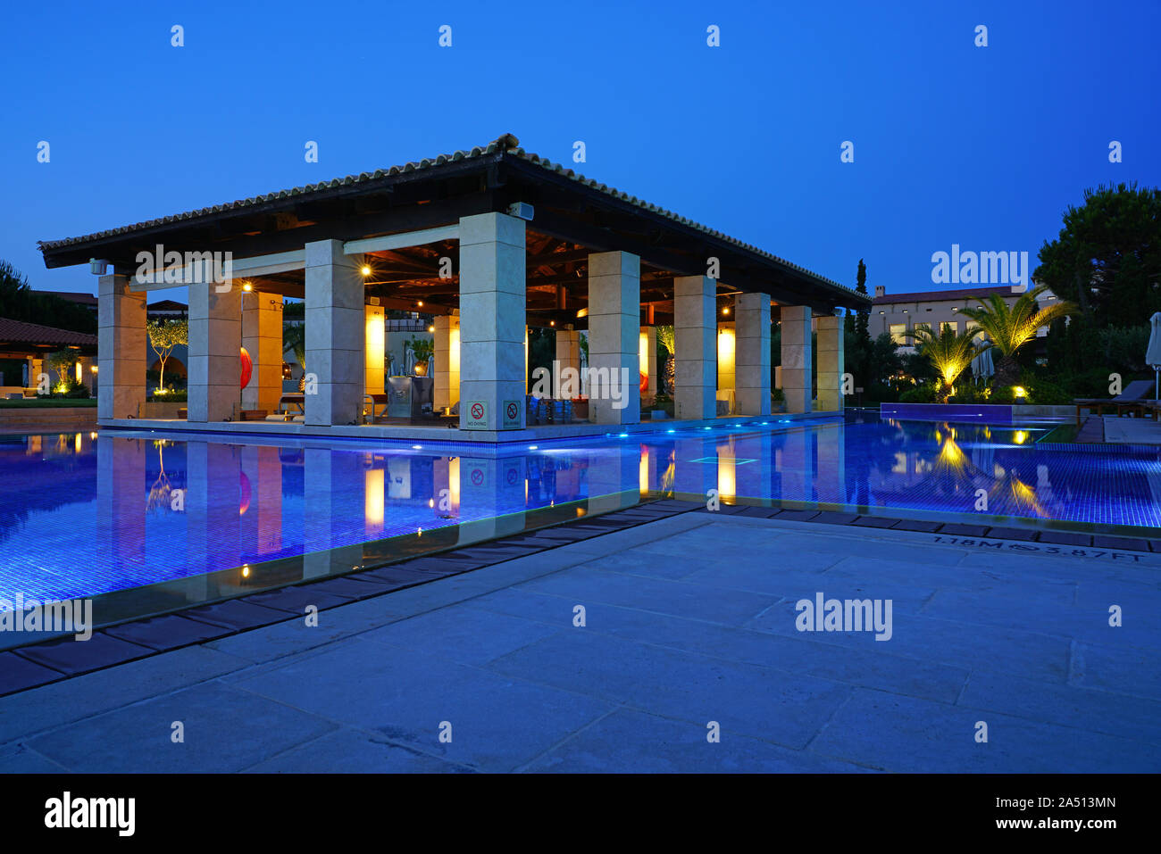 COSTA NAVARINO, Grecia -3 GIU 2019- vista al tramonto del Romanos hotel a Costa Navarino, un resort di lusso managed by Marriott nella regione di Messinia di Foto Stock