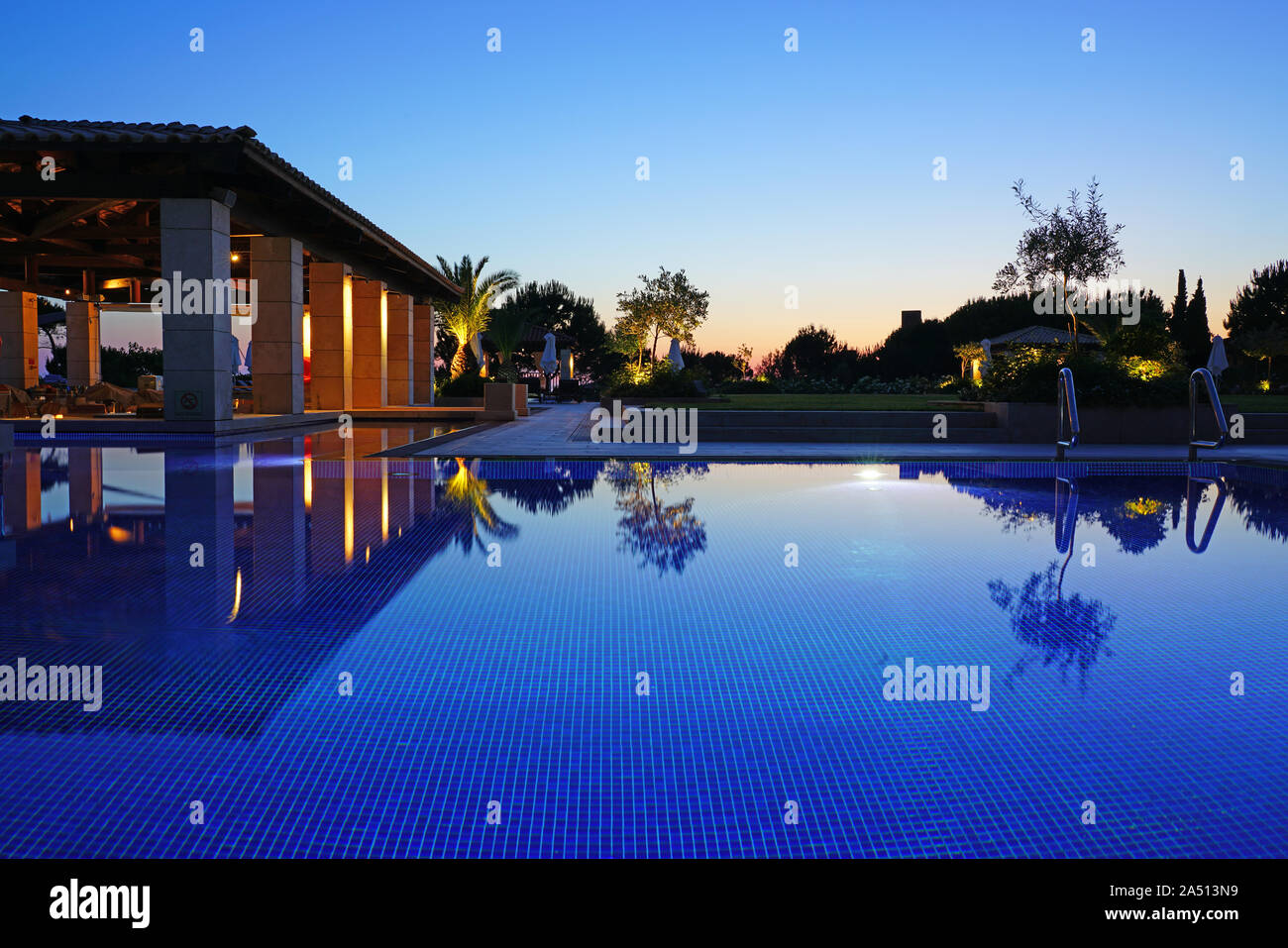 COSTA NAVARINO, Grecia -3 GIU 2019- vista al tramonto del Romanos hotel a Costa Navarino, un resort di lusso managed by Marriott nella regione di Messinia di Foto Stock