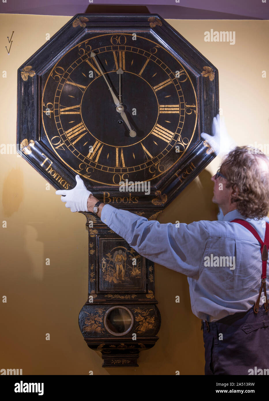Howard Walwyn, Londra, Regno Unito. Il 17 ottobre 2019. Orologi rari da  alcuni dei migliori del XVII e XVIII secolo costruttori inglesi sono  preparati per la mostra ai primi di novembre. Immagine: