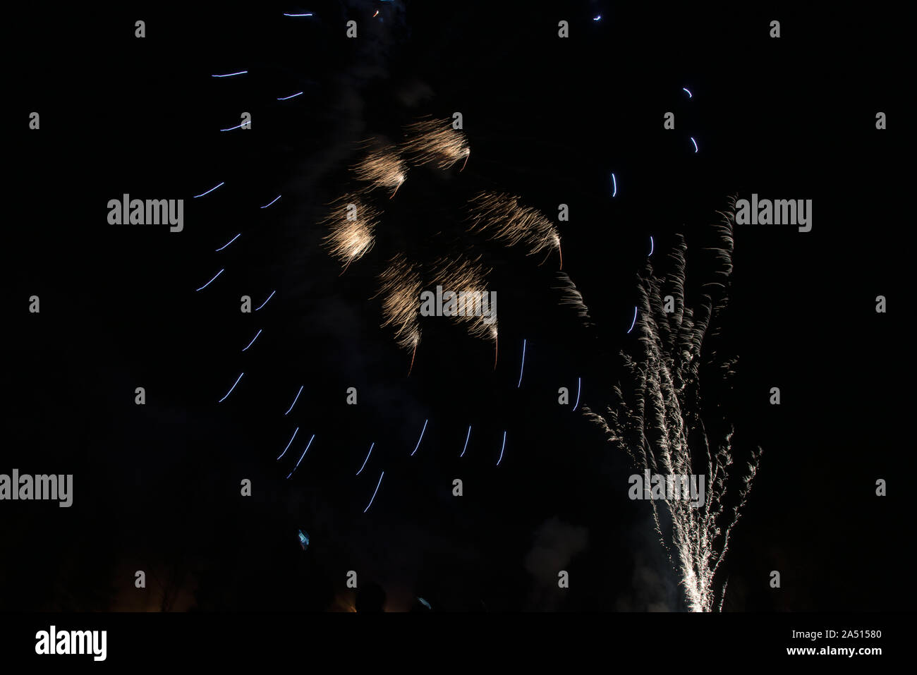 Nuovo anno fuochi d'artificio sul cielo scuro a Karvina città in Repubblica Ceca Foto Stock