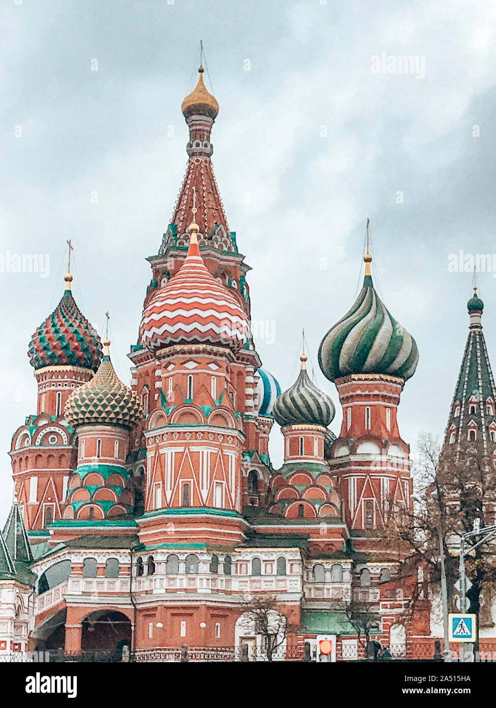 Mosca, Russia, Ottobre 12, 2019: vista sulla Cattedrale di intercessione della Beata Vergine Maria o la Cattedrale di San Basilio presso la Piazza Rossa a pioggia backgr autunno Foto Stock