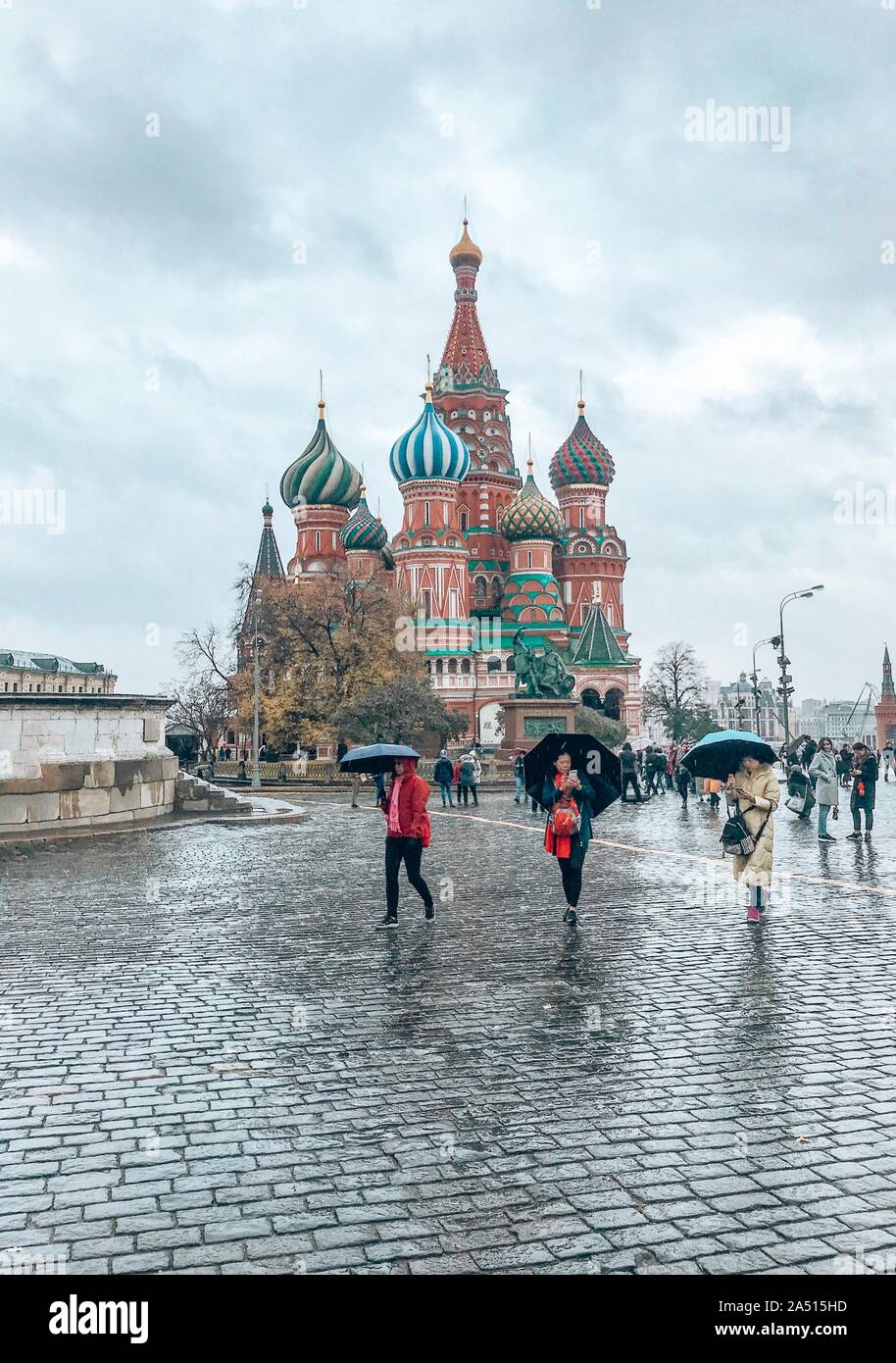 Mosca, Russia, Ottobre 12, 2019: la splendida vista sulla Cattedrale di intercessione della Beata Vergine Maria o la Cattedrale di San Basilio da piazza rossa in pioggia w Foto Stock