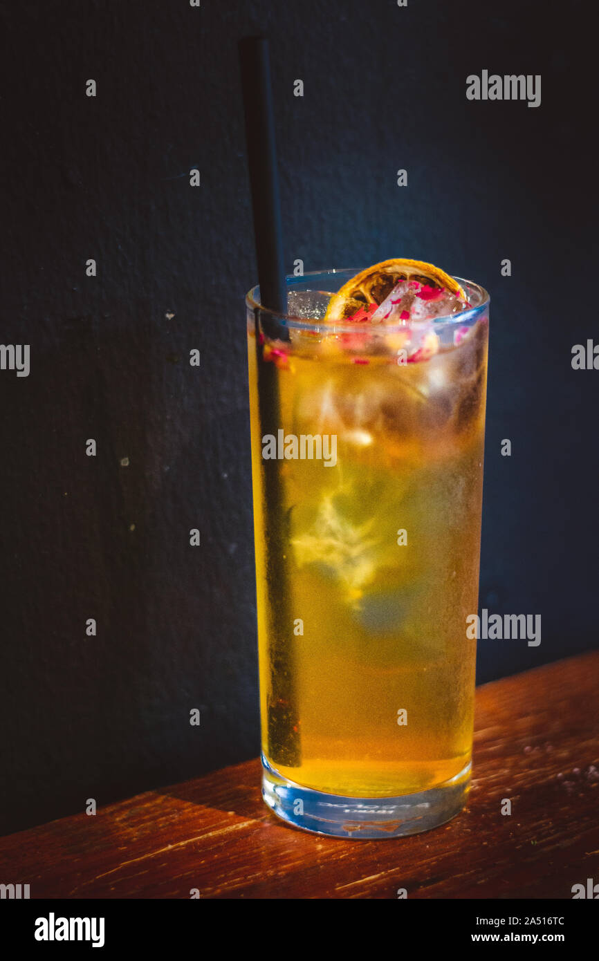 Freddo artigianale Brew Tea semplice e rinfrescante birra fredda Earl Grey tè infuso con limone e foglie di rosmarino Foto Stock