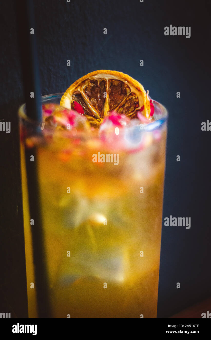 Freddo artigianale Brew Tea semplice e rinfrescante birra fredda Earl Grey tè infuso con limone e foglie di rosmarino Foto Stock