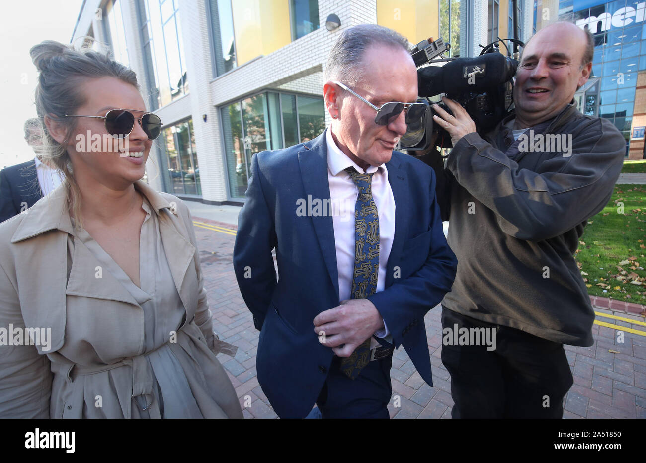 Ex calciatore inglese Paul Gascoigne (centro) al di fuori di Teesside Crown Court, Middlesbrough, dopo che egli è stato liberato di tutte le accuse di aver molestato sessualmente una donna su un treno. Foto Stock
