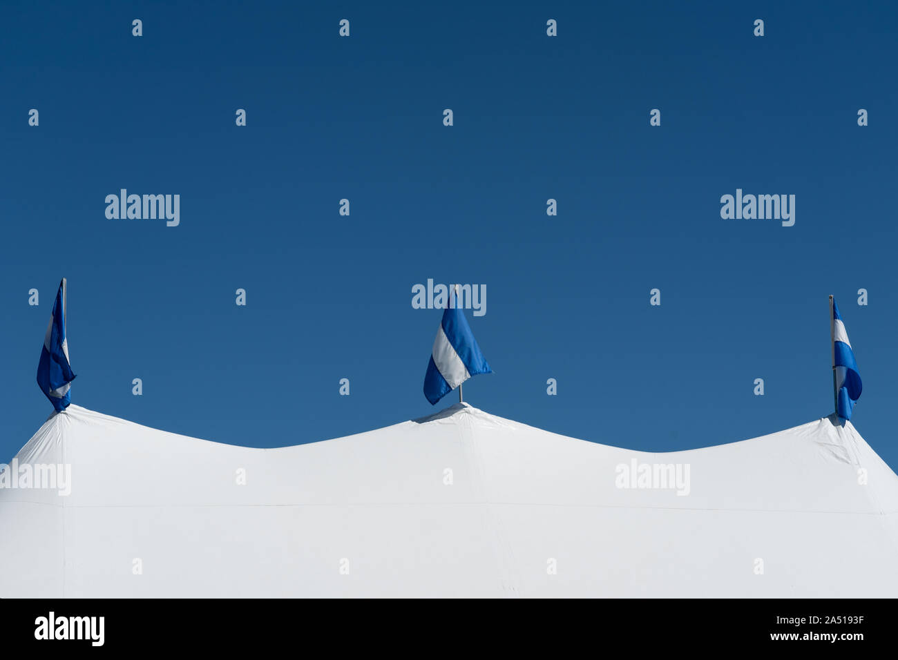 Colorblock blu e bianco con tema il matrimonio bianco tenda cielo blu e bandiere a strisce Foto Stock