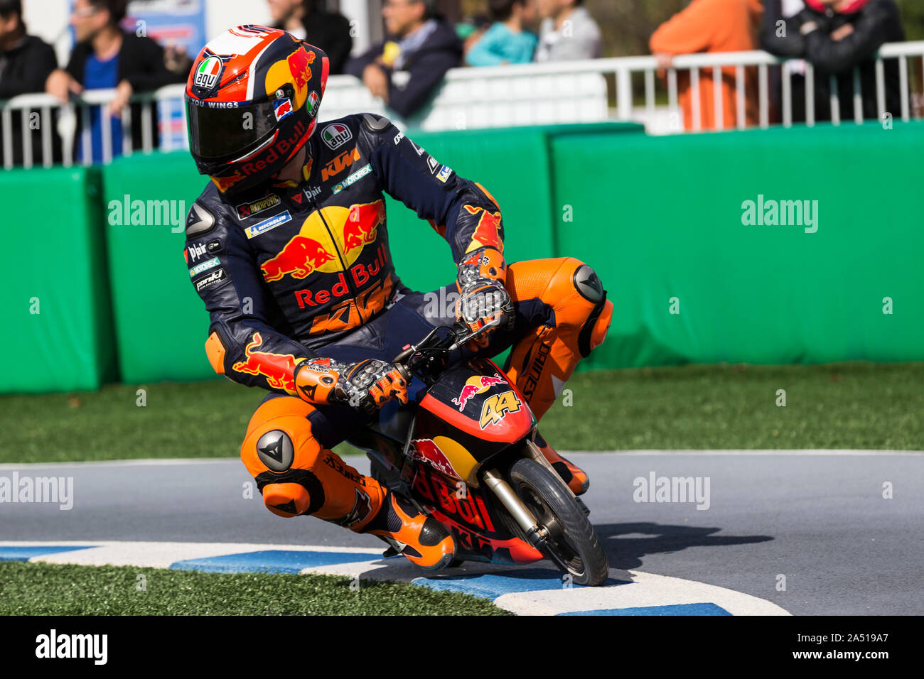 Motegi, Prefettura di Tochigi, Giappone. 17 ottobre 2019; Twin Ring Motegi, Prefettura di Tochigi, Giappone; MotoGP, Motul Gran Premio del Giappone, il giorno dell'arrivo; il numero 44 Red Bull KTM Factory Racing rider Pol Espargaro durante la MiniMoto mini-Bike Challenge - Editoriale usare carte di credito: Azione Plus immagini di sport/Alamy Live News Foto Stock