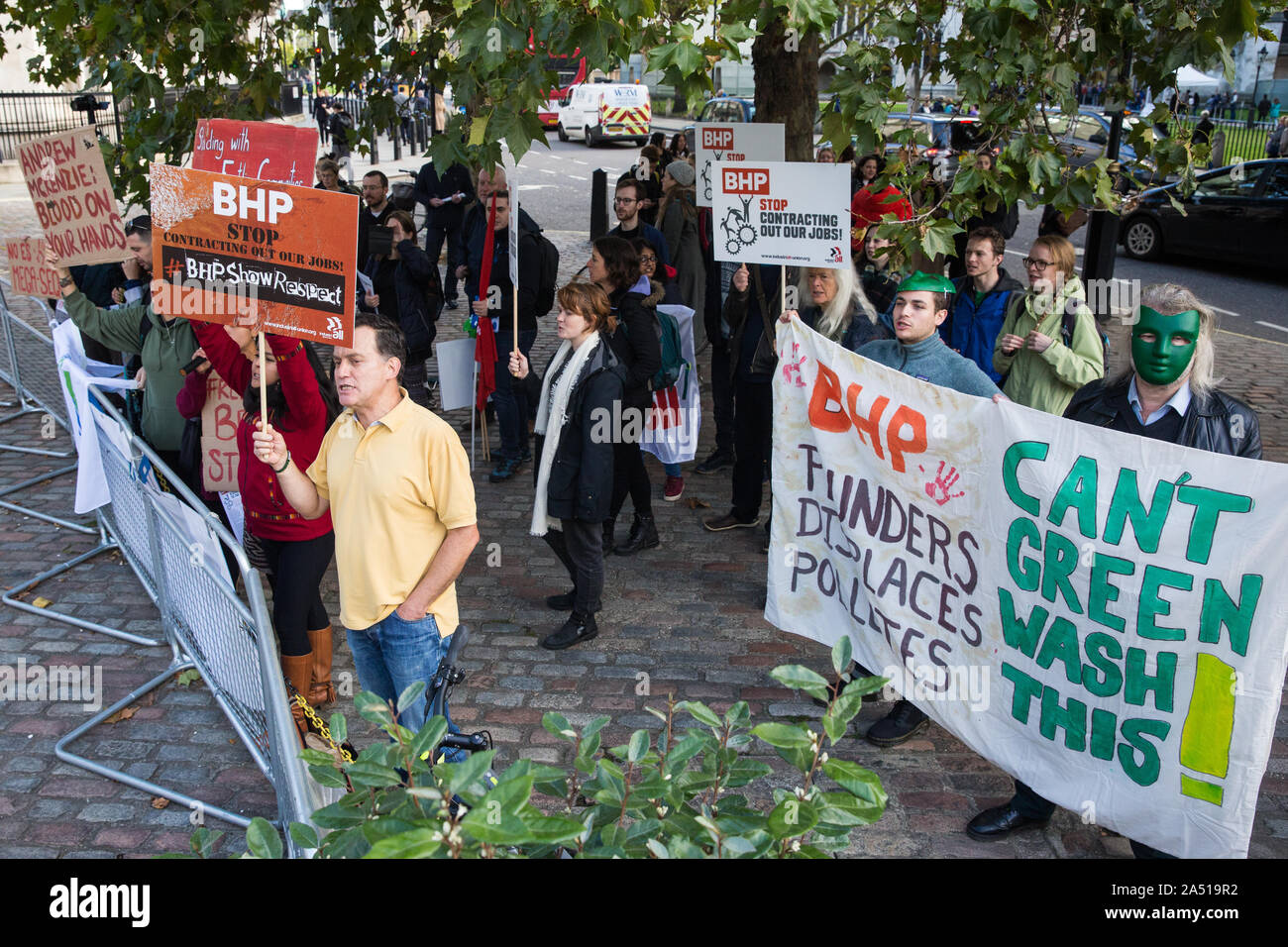 Londra, Regno Unito. 17 ottobre, 2019. Frontline difensori dei diritti umani provenienti dal Cile, Brasile e Colombia unire giustizia climatica attivisti da Londra rete di data mining e War on Want a protestare al di fuori del Modulo Gas Anestetici di British-Australian compagnia mineraria BHP presso il centro QEII contro la società mineraria distruttivo a pratiche che stanno contribuendo alla ripartizione del clima in tutto il mondo. Vi è stata una recrudescenza delle minacce di morte e tentativi di assassinio diretto a difensori dei diritti umani in America Latina contrari al mega-mining negli ultimi mesi. Credito: Mark Kerrison/Alamy Live News Foto Stock