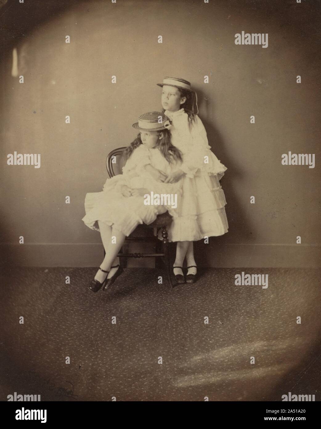 Julia e Ethel Arnold, 1872. Meglio conosciuto come autore di Alice&#x2019;s Adventures in Wonderland, matematico, docente e chiesa diacono Charles Dodgson era un appassionato fotografo dilettante. I suoi soggetti erano di ampia portata ma lui è diventato il più noto per i suoi ritratti di bambini, che evitano la formale, incantatrice di qualità studio ritrattistica del tempo. Julia era 10 e Ethel era 6 quando questa foto è stata scattata in Dodgson&#x2019;s studio sul tetto al Christ Church College di Oxford, il 15 giugno 1872. Ethel reminisced 57 anni più tardi che i tempi spesi con Dodgson erano "oasi di luminosità Foto Stock